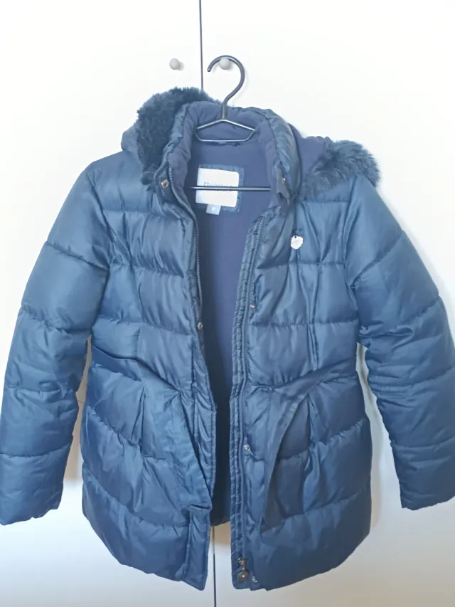 Chamarra azul marino con cinturón