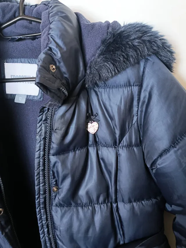 Chamarra azul marino con cinturón