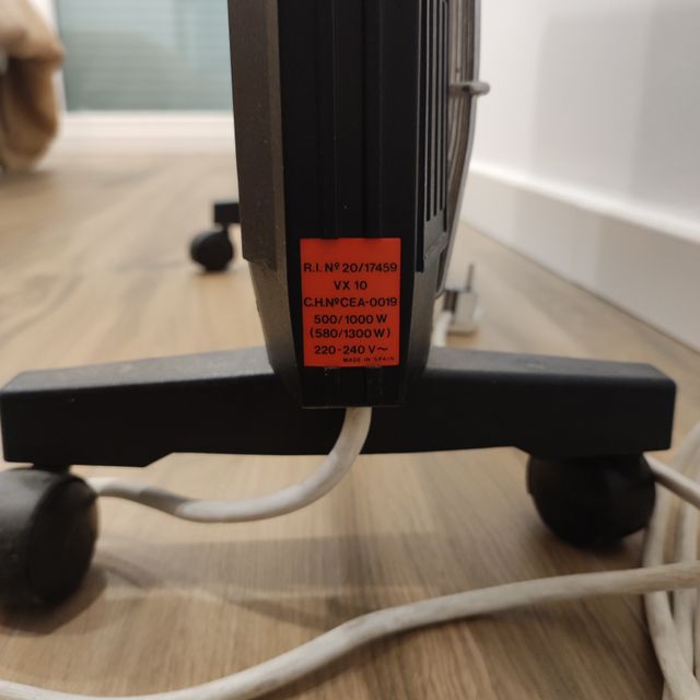 Calentador eléctrico beige y negro