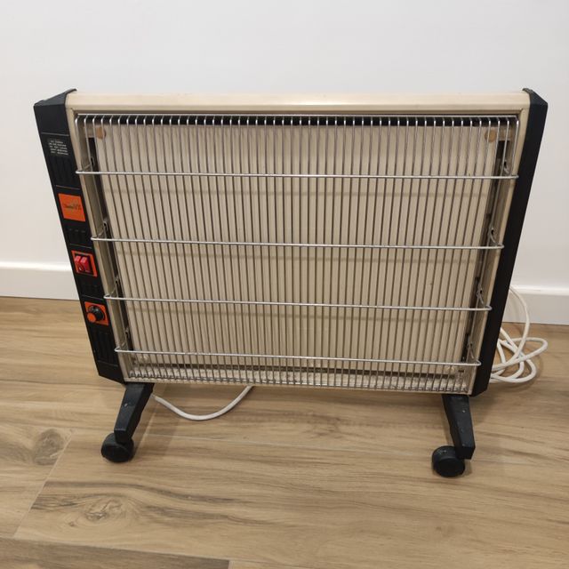 Calentador eléctrico beige y negro