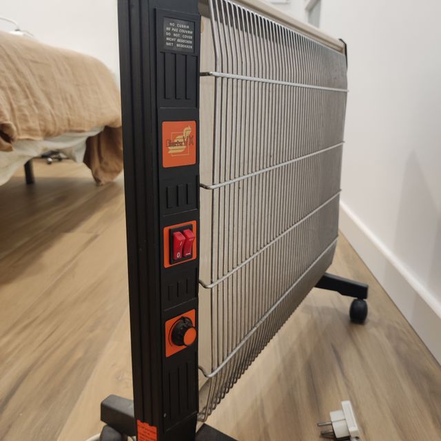 Calentador eléctrico beige y negro