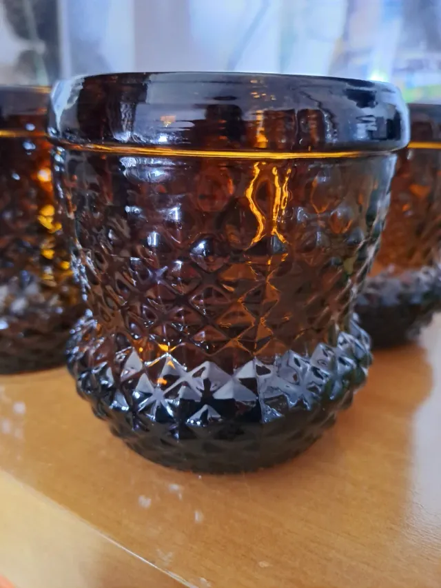 Vasos de cristal macizos y vasos de chupito.