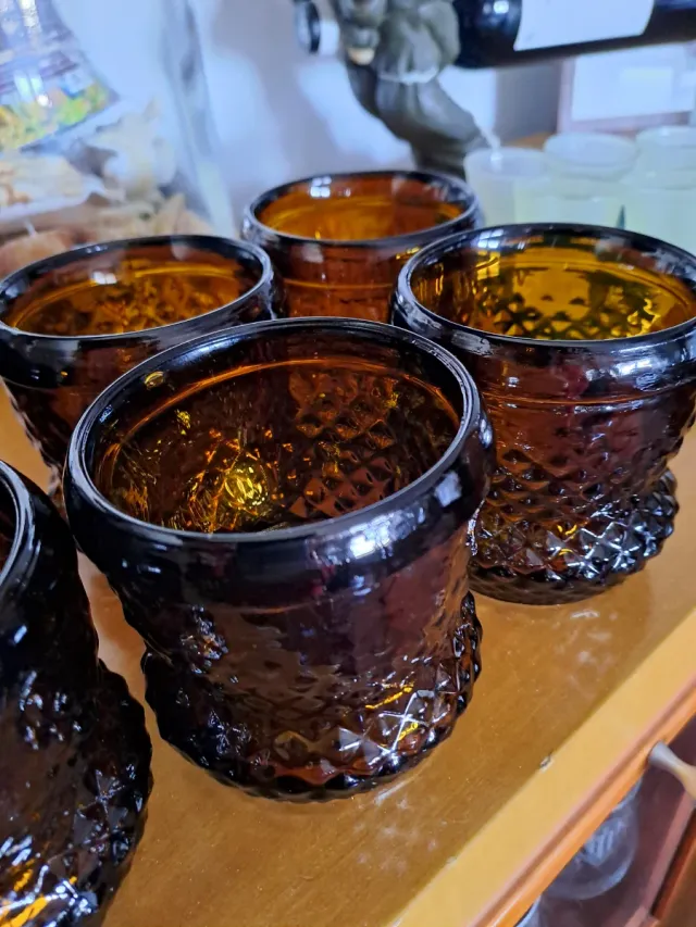 Vasos de cristal macizos y vasos de chupito.