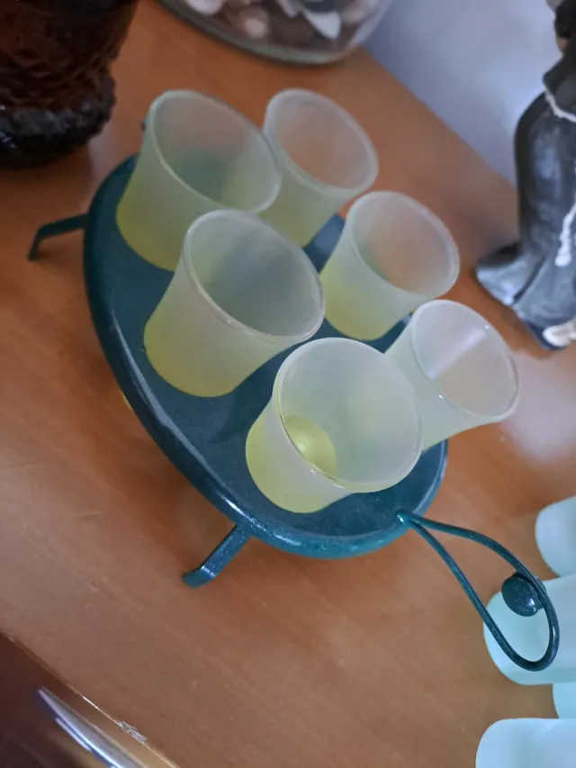 Vasos de cristal macizos y vasos de chupito.