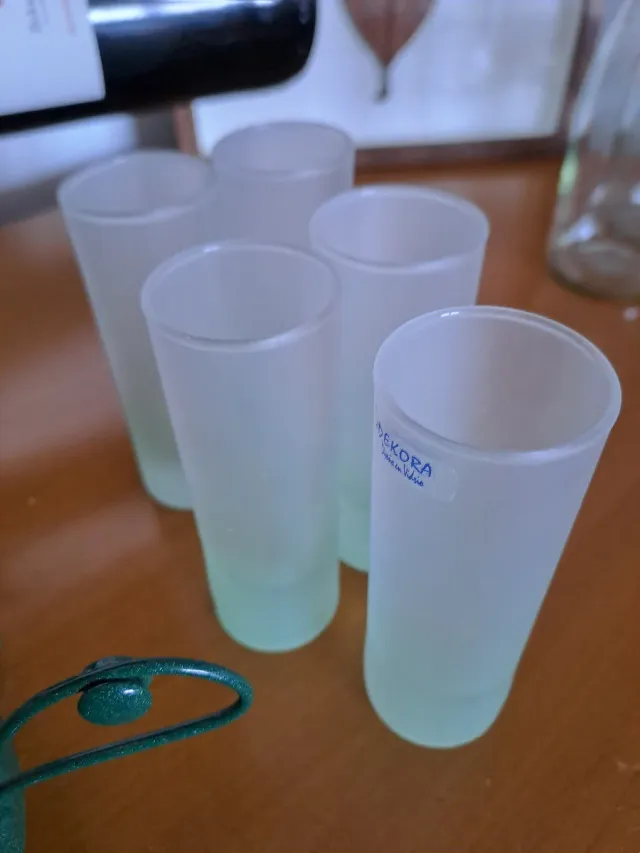 Vasos de cristal macizos y vasos de chupito.