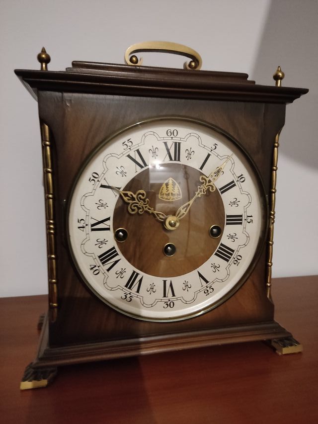 Reloj de sobremesa de madera y latón 1966