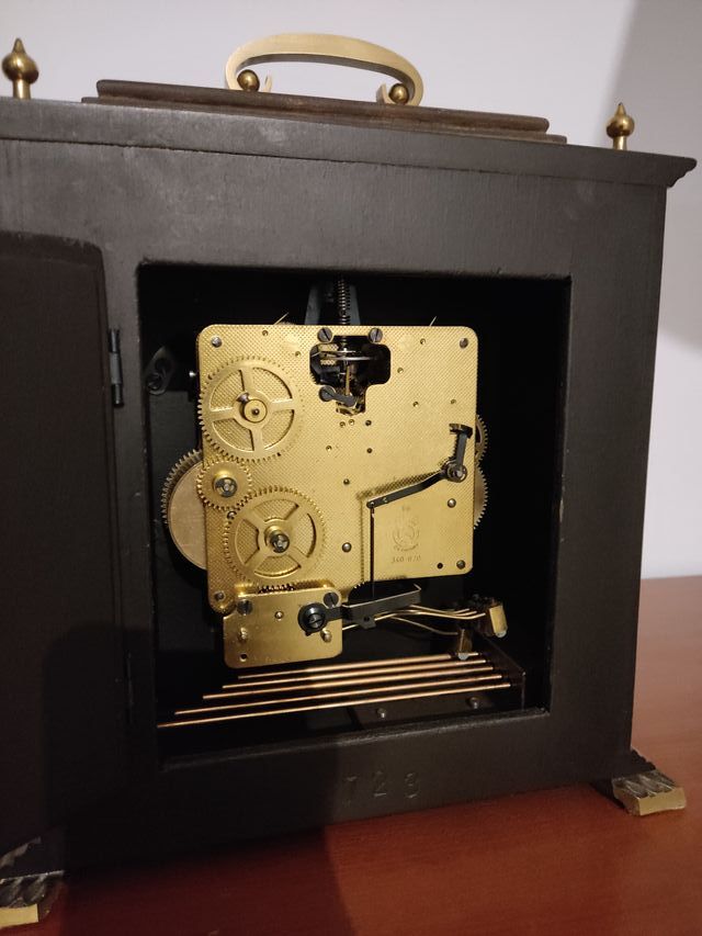 Reloj de sobremesa de madera y latón 1966