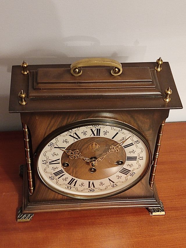 Reloj de sobremesa de madera y latón 1966