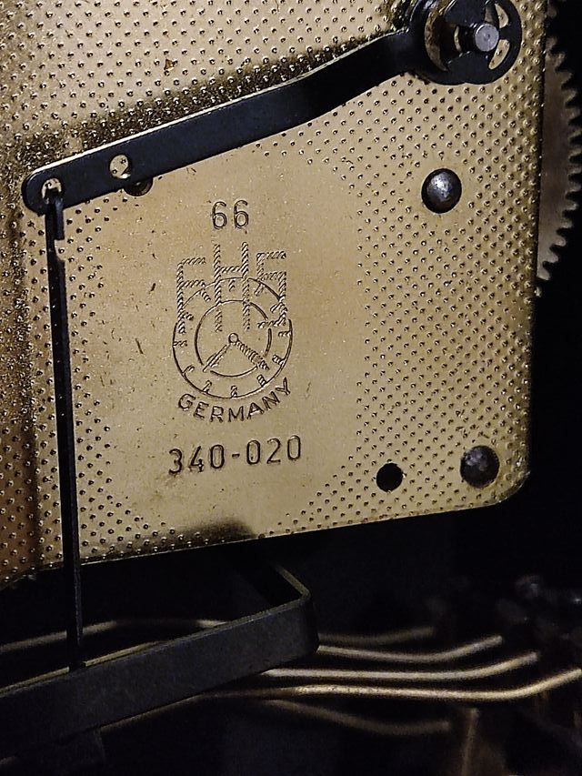 Reloj de sobremesa de madera y latón 1966