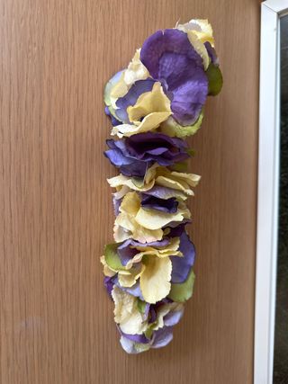 Tocado/corona de flores moradas y amarillas