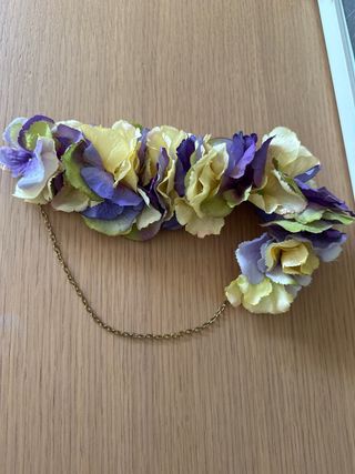 Tocado/corona de flores moradas y amarillas