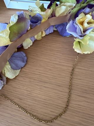 Tocado/corona de flores moradas y amarillas