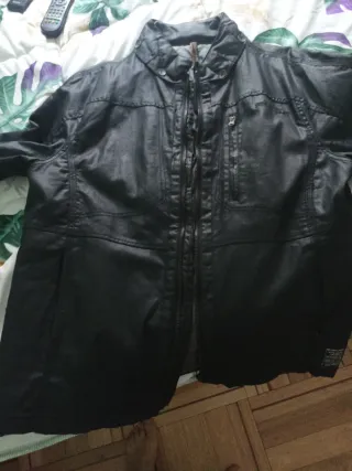 Cazadora de cuero negra