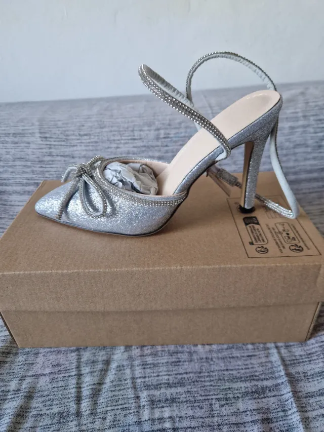 Zapatos de fiesta plateados con pedrería