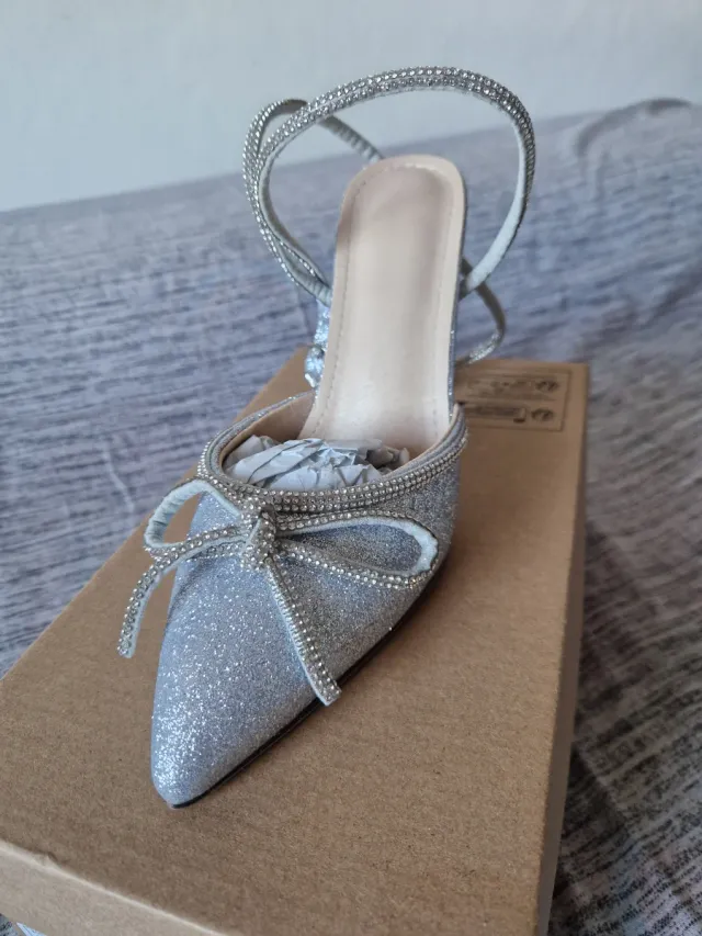 Zapatos de fiesta plateados con pedrería