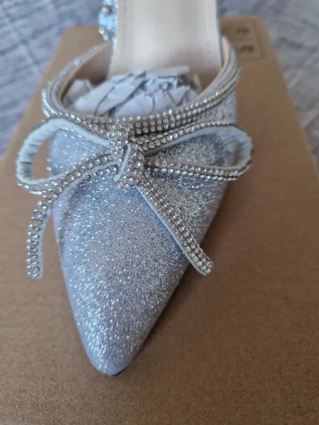 Zapatos de fiesta plateados con pedrería