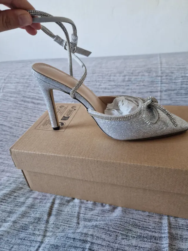 Zapatos de fiesta plateados con pedrería