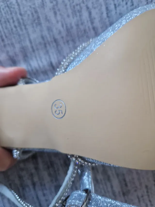 Zapatos de fiesta plateados con pedrería