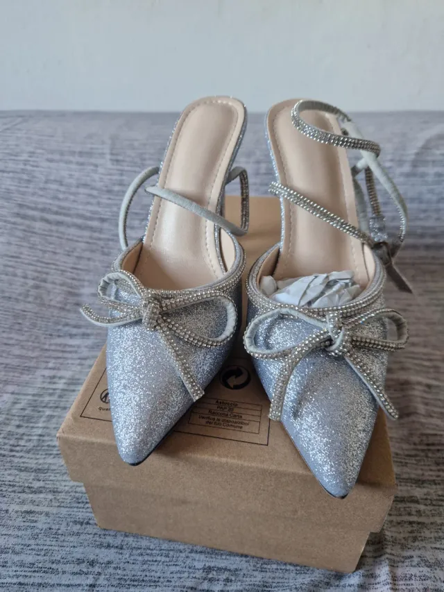 Zapatos de fiesta plateados con pedrería