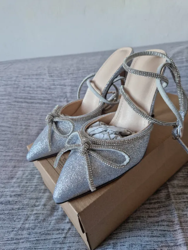 Zapatos de fiesta plateados con pedrería