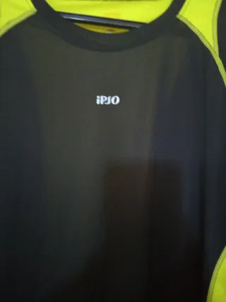 Camiseta deportiva IPO negra y amarilla