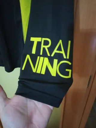 Camiseta deportiva IPO negra y amarilla