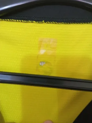 Camiseta deportiva IPO negra y amarilla