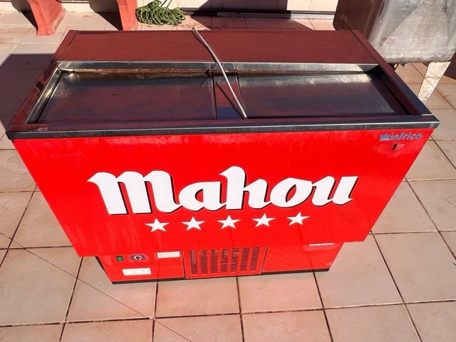 Nevera Mahou Roja