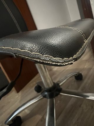 Silla de oficina polipiel negra elegante y cómoda