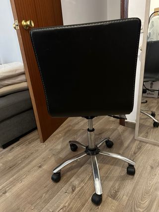Silla de oficina polipiel negra elegante y cómoda