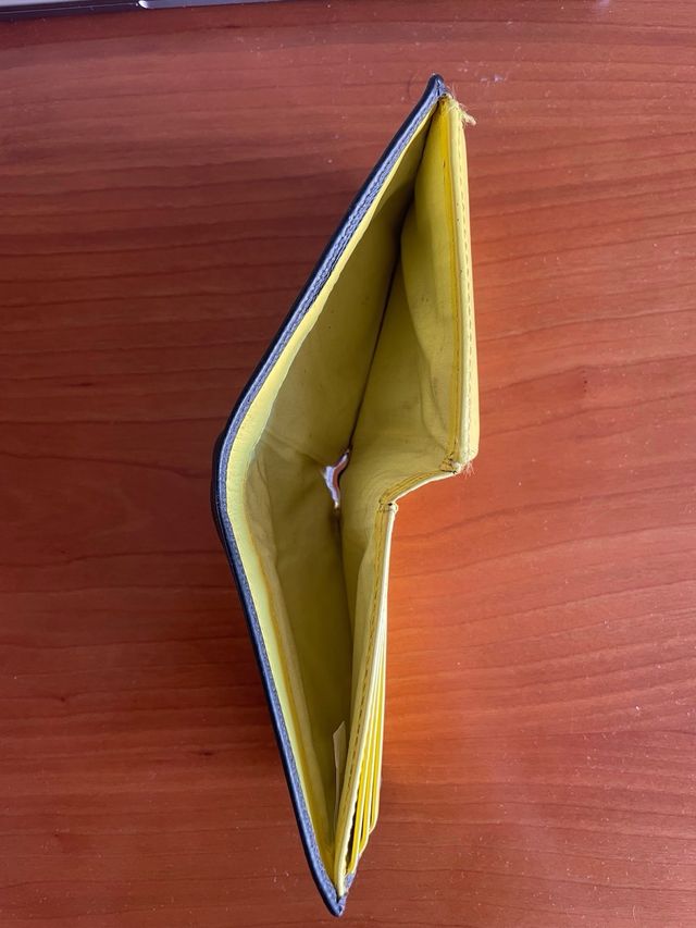 Cartera Lacoste Gris y Amarillo