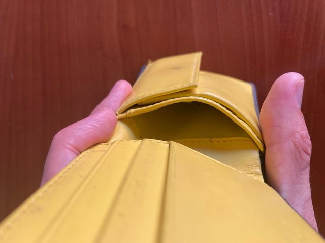 Cartera Lacoste Gris y Amarillo