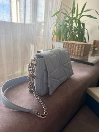 Bolso acolchado con cadena