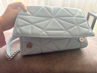 Bolso acolchado con cadena