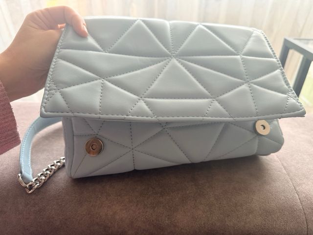 Bolso acolchado con cadena