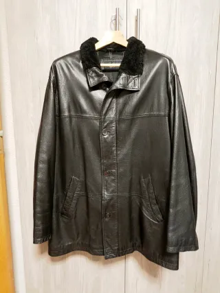 Elegante abrigo de cuero . Excelente estado