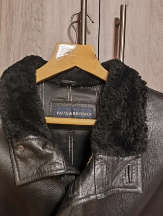 Elegante abrigo de cuero . Excelente estado