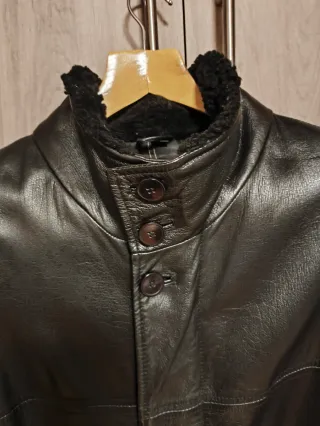 Elegante abrigo de cuero . Excelente estado