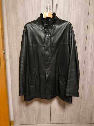 Elegante abrigo de cuero . Excelente estado