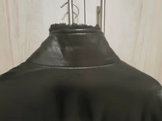 Elegante abrigo de cuero . Excelente estado