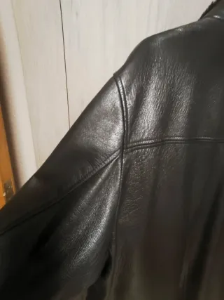 Elegante abrigo de cuero . Excelente estado