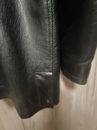 Elegante abrigo de cuero . Excelente estado