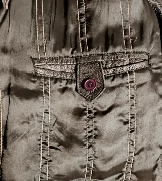 Elegante abrigo de cuero . Excelente estado