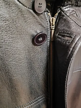 Elegante abrigo de cuero . Excelente estado