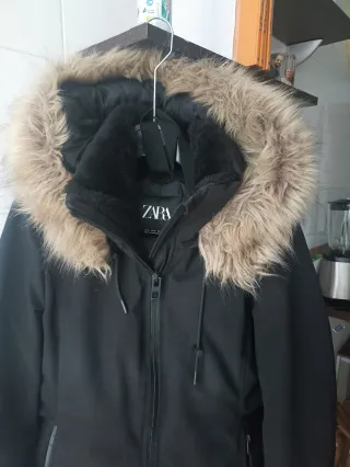 Parka Zara Negra con Capucha y Pelo