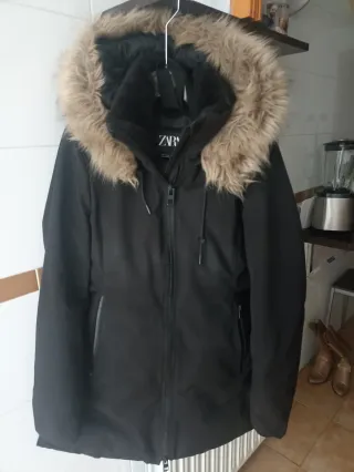 Parka Zara Negra con Capucha y Pelo