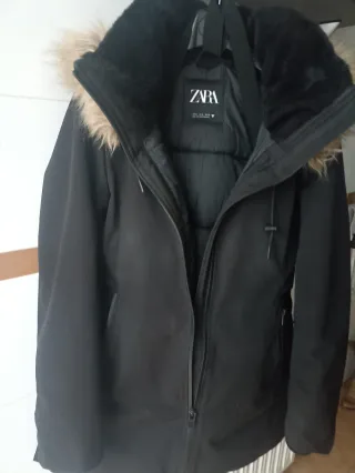 Parka Zara Negra con Capucha y Pelo