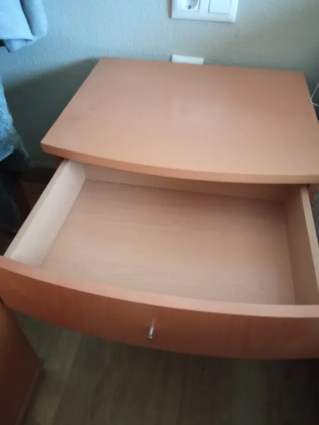 Mesita de noche con 3 cajones madera de cerezo