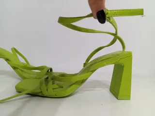 Tacones verdes de tiras