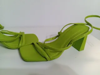 Tacones verdes de tiras